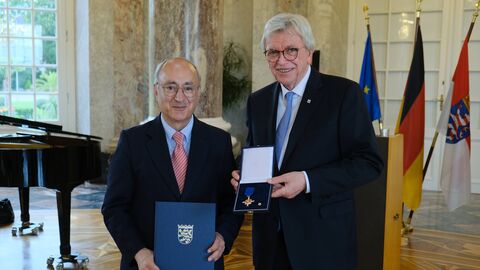 Kambiz Ghawami aus Wiesbaden wurde von Ministerpräsident Volker Bouffier mit dem Hessischen Verdienstorden am Bande ausgezeichnet. 