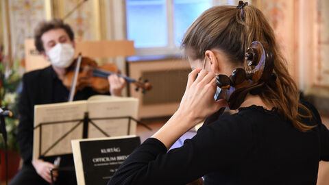 Zwei Musiker bei Gedenktag