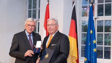 Auszeichnungen zu "75 Jahre Hessen" Auszeichnungen zu "75 Jahre Hessen"