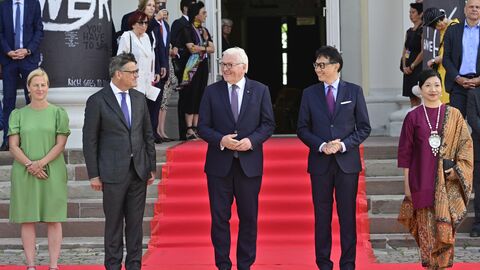 Bei schönstem Sommerwetter hatten sich Hunderte von Besuchern und Schaulustigen vor dem Fridericianum in der Kasseler Innenstadt versammelt. Auf dem roten Teppich vor dem Fridericianum in der Kasseler Innenstadt fand die Begrüßung statt.