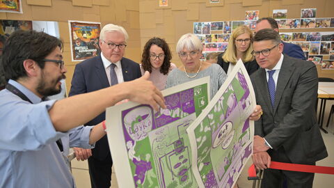 Ministerpräsident Boris Rhein und Bundespräsident Frank-Walter Steinmeier werden gemeinsam mit zahlreichen weiteren Gästen durch das Museum Fridericianum geführt. 