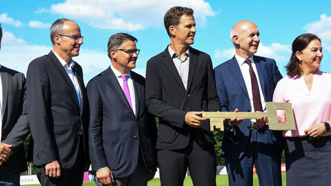 Offizielle Schlüsselübergabe zur Eröffnung der DFB-Akademie