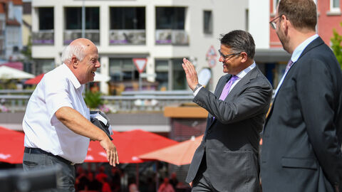 Ministerpräsident Boris Rhein im Austausch mit Bürgerinnen und Bürgern in Korbach