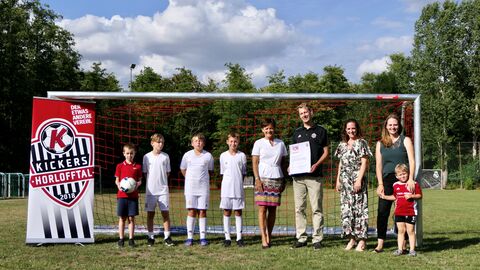 Mitglieder des Vereins Kickers Horlofftal 2018 mit Europaministerin Lucia Puttrich (mitte) mit Vereinsvorsitzenden Sebastian Klaus und Bürgermeisterin Lena Herget-Umsonst