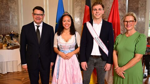 Ministerpräsident Boris Rhein mit seiner Frau Tanja Raab-Rhein und die Martinsthaler Weinkönigin Janie I. mit ihrem Bacchus Marvin; Janie Vomberg und Marvin Sabou. 