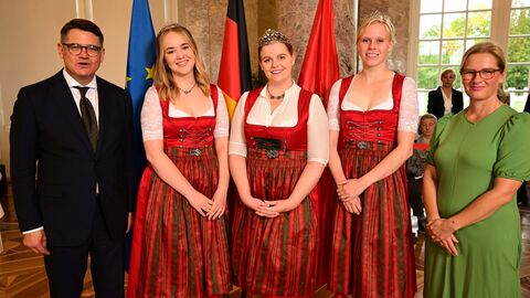 Ministerpräsident Boris Rhein mit seiner Frau Tanja Raab-Rhein und die Assmannshäuser Weinkönigin Valentina mit ihren Weinprinzessinnen Laura und Karen; Valentina Faß, Laura König und Karen Möller. 