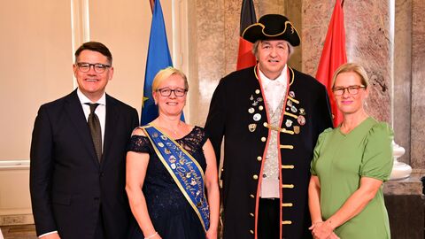 Ministerpräsident Boris Rhein mit seiner Frau Tanja Raab-Rhein und der Sachsenhäuser Brunnenkönigin Gabriele I. mit Brunnenschultheiß; Gabriele Umbach, Dieter Breidt.