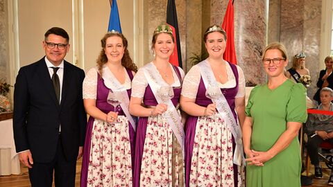Ministerpräsident Boris Rhein mit seiner Frau Tanja Raab-Rhein und die Groß-Umstädter Weinhoheiten; Sarah Hofmann, Lea Siegler und Bente Waegt.  