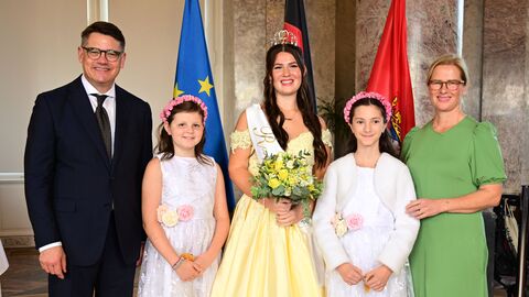 Ministerpräsident Boris Rhein mit seiner Frau Tanja Raab-Rhein und der Steinfurther Rosenkönigin Sophia mit den Prinzessinnen Hannah und Ella; Sophia Annabelle Felver
