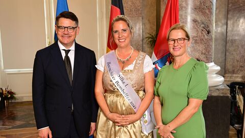 Ministerpräsident Boris Rhein mit seiner Frau Tanja Raab-Rhein und der Beerschter Bembelfee 2022; Silke Schmid.