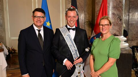 Ministerpräsident Boris Rhein mit seiner Frau Tanja Raab-Rhein und dem Goldsteiner Rosenkönig Kevin I.; Kevin Reuß.