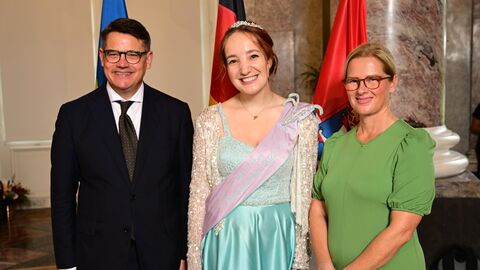 Ministerpräsident Boris Rhein mit seiner Frau Tanja Raab-Rhein und die Bad Vilbeler Quellenkönigin Sara I., Sara Mundt