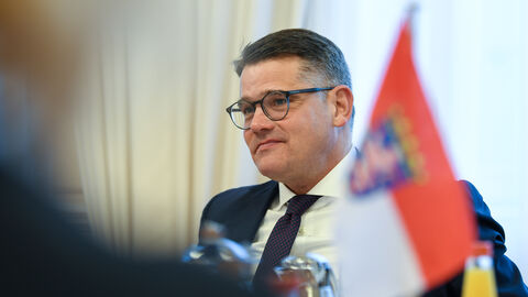 Ministerpräsident Boris Rhein im Gespräch mit dem Bundesminister für Wirtschaft und Klimaschutz, Vizekanzler Dr. Robert Habeck