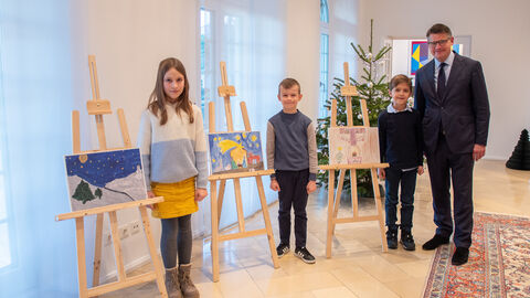 Regierungschef empfängt Gewinner des Malwettbewerbs