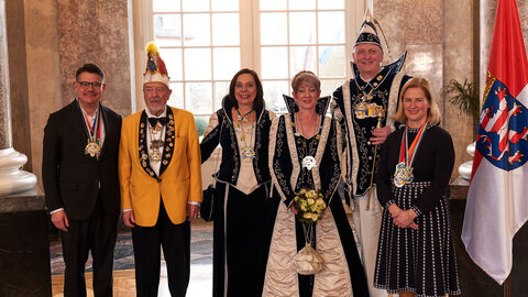Ministerpräsident Boris Rhein und seine Frau Tanja Raab-Rhein empfangen im Schloss Biebrich in Wiesbaden hessische Fastnachtsvereine