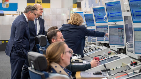 Ministerpräsident Rhein tauscht sich mit Fluglotsen über ihre Arbeit aus