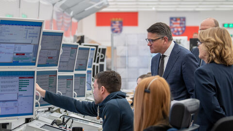 Ministerpräsident Rhein tauscht sich mit Fluglotsen über ihre Arbeit aus