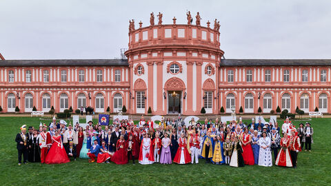 Gruppenbild Erwachsene: Ministerpräsident Boris Rhein und seine Frau Tanja Raab-Rhein empfangen im Schloss Biebrich in Wiesbaden hessische Fastnachtsvereine