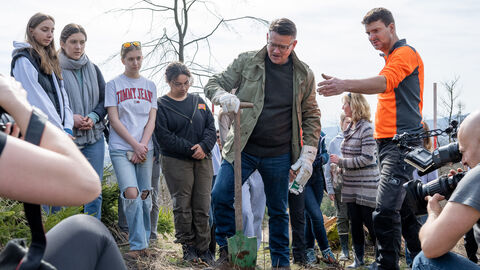 Ministerpräsident Boris Rhein startet hessenweite Waldtage mit Baumpflanzaktion in Königstein im Taunus.