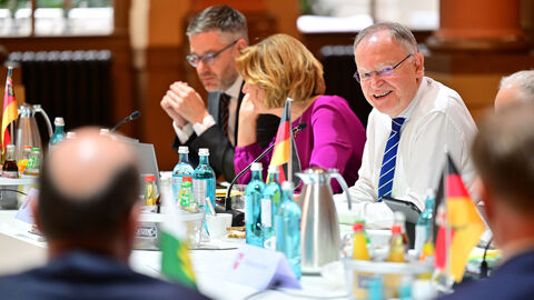 Zu Beginn der gemeinsamen Beratungen der Regierungschefinnen und Regierungschefs der Länder am Freitag im Festsaal des Gesellschaftshaus Palmengarten