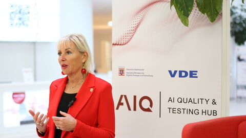 Prof. Dr. Kristina Sinemus vor Plakat