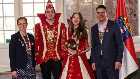 Ministerpräsident Boris Rhein und seine Frau Tanja Raab-Rhein empfangen im Schloss Biebrich in Wiesbaden Prinz Kevin I. und Prinzessin Isabel I. von der Karnevalsgesellschaft 1978/79 e.V. der Kreissparkasse Groß-Gerau; Kevin Schäfer, Isabel Hartmann