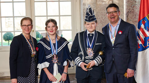 Ministerpräsident Boris Rhein und seine Frau Tanja Raab-Rhein empfangen im Schloss Biebrich Prinz Admiral Janik II. und Prinzessin Henni Madeleine I. vom Burkhardsfeldener Karnevalsfreunde e.V.; Janik Stark, Henni Madeleine Hose