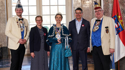 Ministerpräsident Boris Rhein und seine Frau Tanja Raab-Rhein empfangen im Schloss Biebrich in Wiesbaden Prinzessin Andrea Sodenia 76. und die Hofmärschalle Jens und Florian von der Sodener Karneval Gesellschaft 1948 e.V.; Andrea Link, Jens Thomas, Florian Gernhardt.