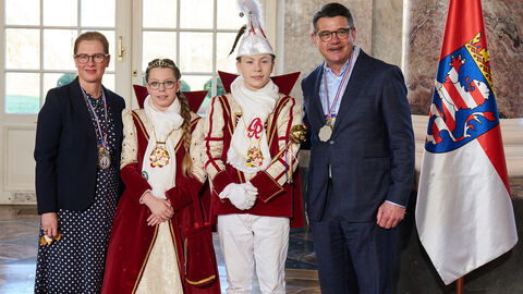 Ministerpräsident Boris Rhein und seine Frau Tanja Raab-Rhein empfangen im Schloss Biebrich in Wiesbaden das Frankfurter Kinderprinzenpaar Prinz Tobi I. und Prinzessin Pia I. vom Großen Rat der Karnevalvereine Frankfurt am Main e.V.; Tobi und Pia Pflüger