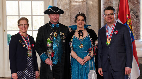 Ministerpräsident Boris Rhein und seine Frau Tanja Raab-Rhein empfangen im Schloss Biebrich in Wiesbaden Prinz Sven I. und Prinzessin Tanja III. vom TSV Freienseen; Sven Bleifuß und Tanja Bleifuß.