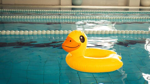 Ein Schwimmreifen in Form einer gelben Ente