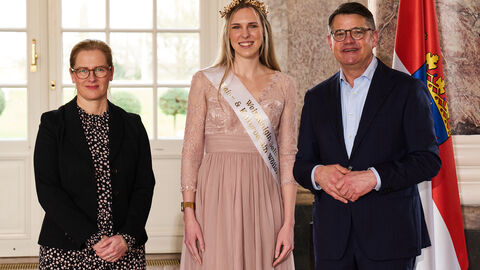 Ministerpräsident Boris Rhein empfängt gemeinsam mit seiner Frau Tanja Raab-Rhein die Wöllstädter Weinkönigin Selina I. im Wiesbadener Schloss Biebrich; Selina Weber.  