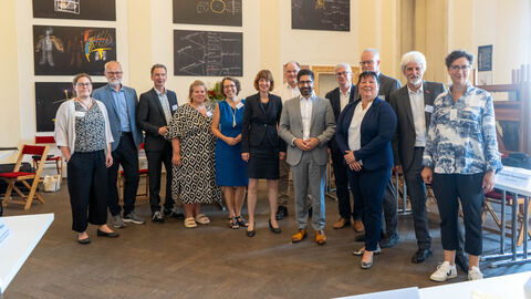 Mehrere Personen lachen in die Kamera