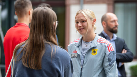 Zwei Frauen, die sich unterhalten