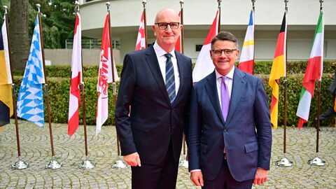 Ministerpräsident Woidke und Ministerpräsident Rhein stehen nebeneinander.