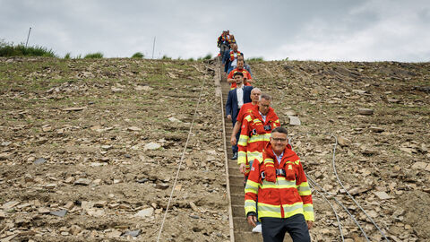 Mehrere Personen laufen eine Treppe herunter.