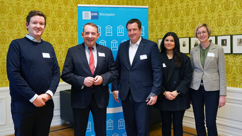 Fünf Personen, darunter auch Finanzminister Lorz, stehen nebeneinander. Im Hintergrund ist ein Aufsteller der IHK Wiesbaden.