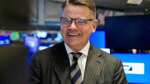 Ministerpräsident Boris Rhein lacht in die Kamera. 