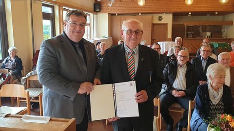 Europastaatssekretär Mark Weinmeister verleiht Willy Gerhold den Hessischen Verdienstorden am Bande