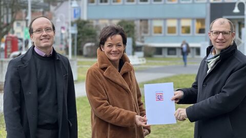 Bei der Bescheidübergabe an den Wetteraukreis: v.l.n.r. Tobis Utter, Mdl, Europaministerin Lucia Puttrich, Landrat Weckler