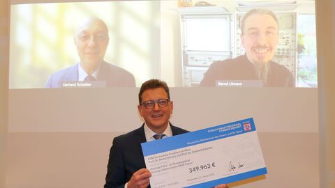 Staatssekretär Stefan Sauer überreicht symbolisch die Landesförderung an Prof. Dr. Bernd Ulmann und Prof. Dr. Gerhard Scheitler