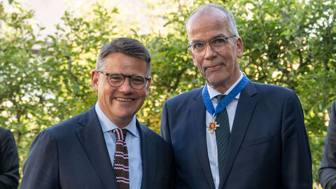 Hessens Ministerpräsident Boris Rhein hat Oberkirchenrat Jörn Dulige bei seiner Verabschiedung den Hessischen Verdienstorden überreicht.