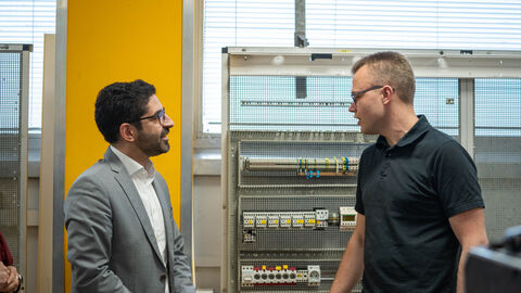 Kaweh Mansoori im Gespräch mit einem Meisterschüler