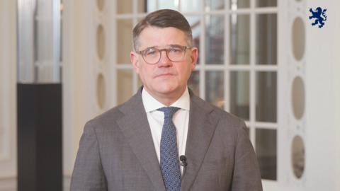 Boris Rhein schaut in Kamera.